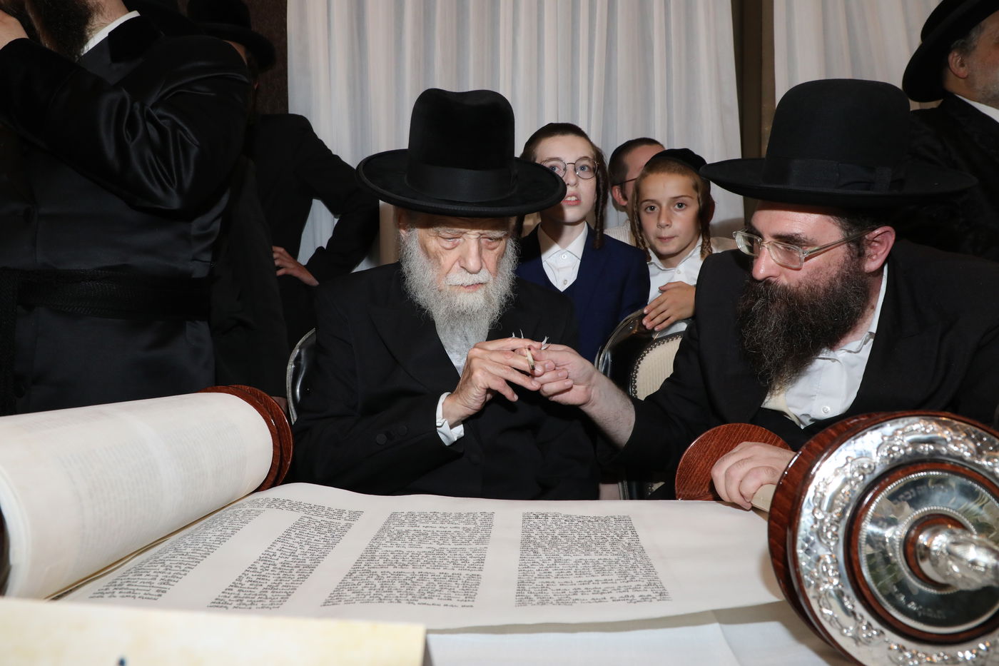 בני ברק: הכנסת ספר תורה לביהמ"ד דראהביטש