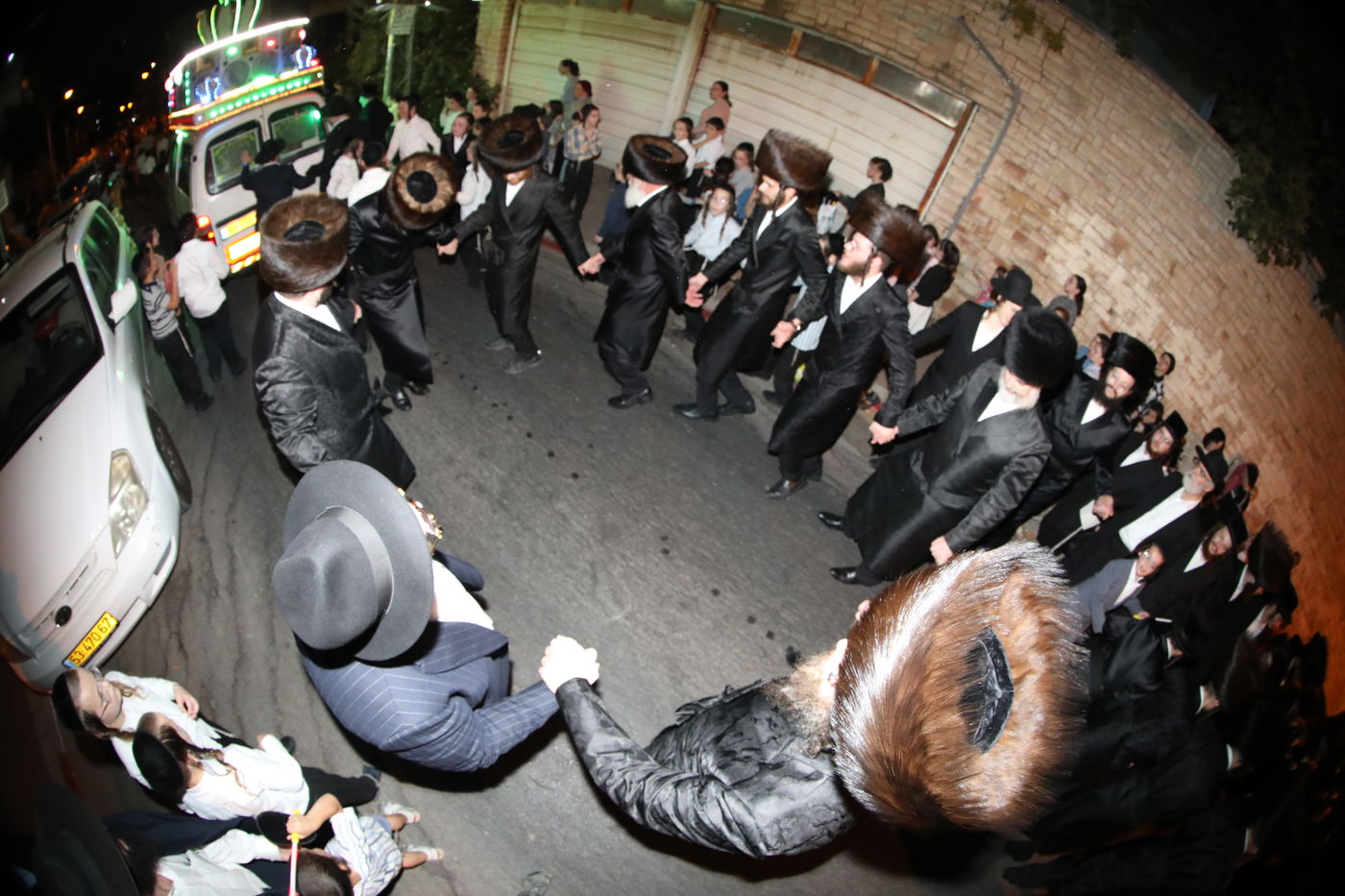 בני ברק: הכנסת ספר תורה לביהמ"ד דראהביטש