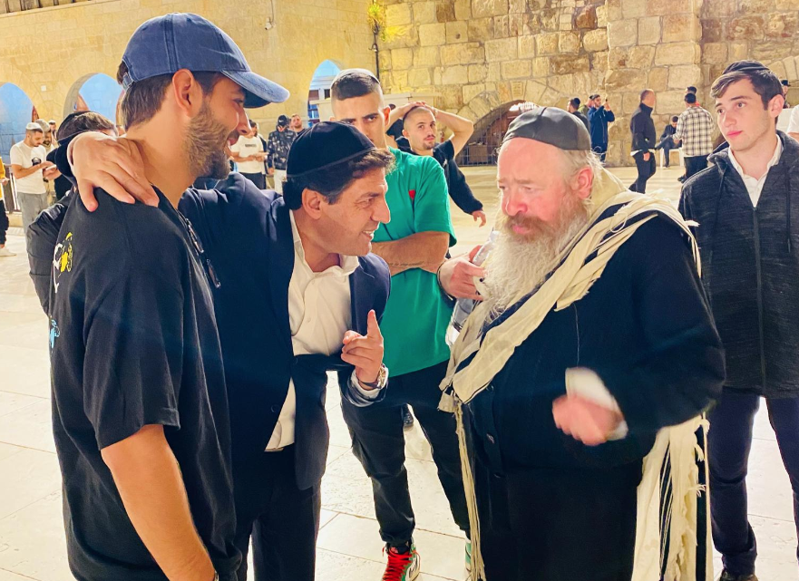 השחקן ביקש סליחת בכותל וזכה לברכת המקובל