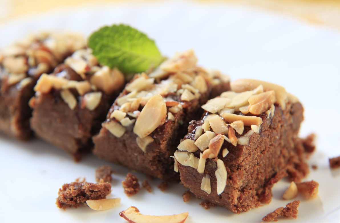 פשטות מנצחת: עוגת דבש רכה עם ציפוי שקדים