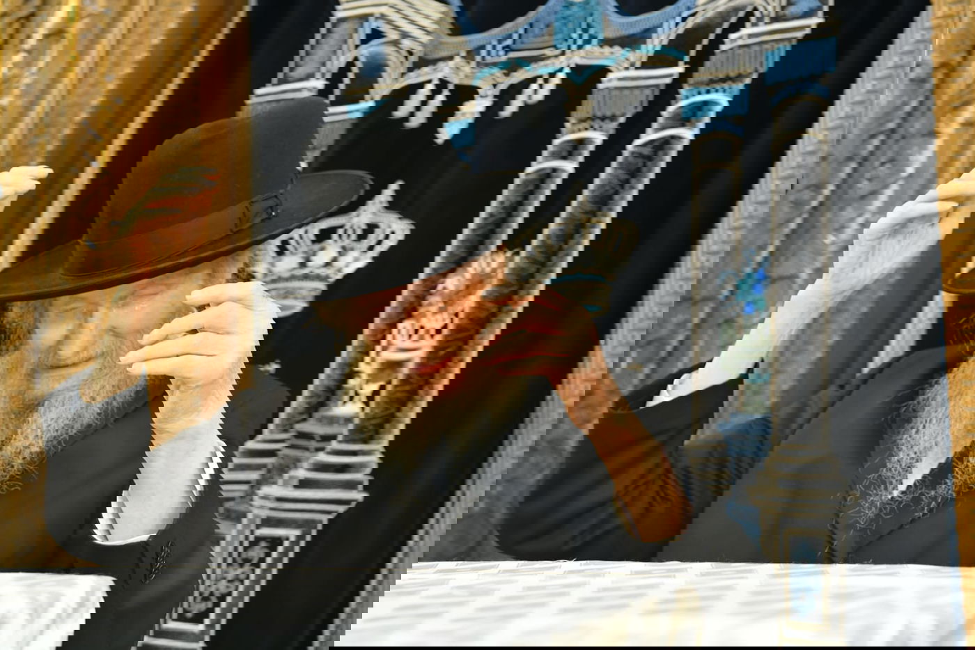 תיעוד מרטיט: המשגיח שר עם הילדים "טאטאל'ע קום שוין א'היים" ופרץ בבכי