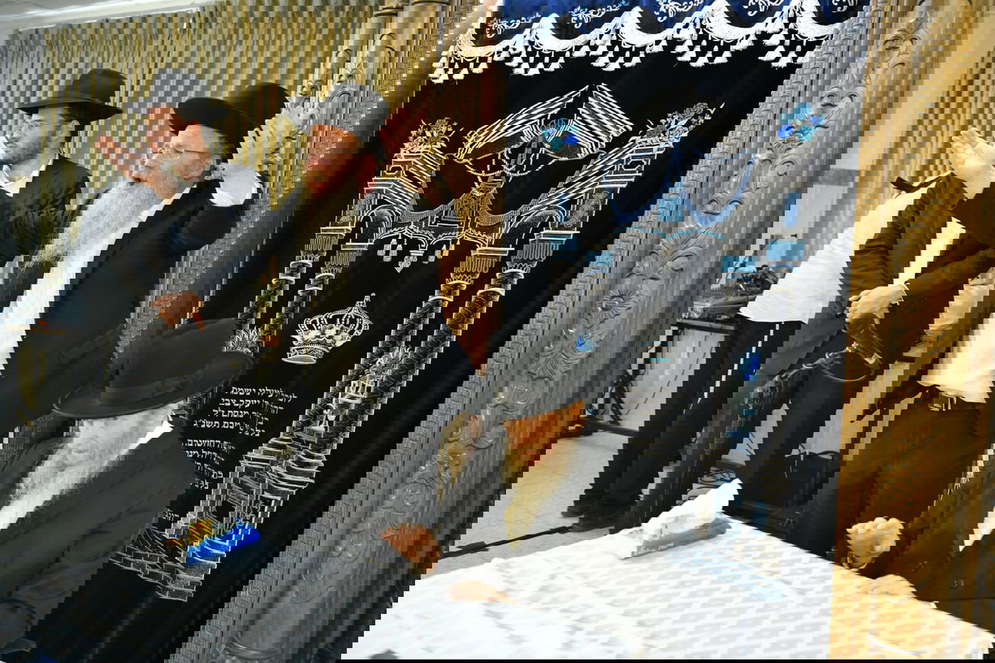 תיעוד מרטיט: המשגיח שר עם הילדים "טאטאל'ע קום שוין א'היים" ופרץ בבכי