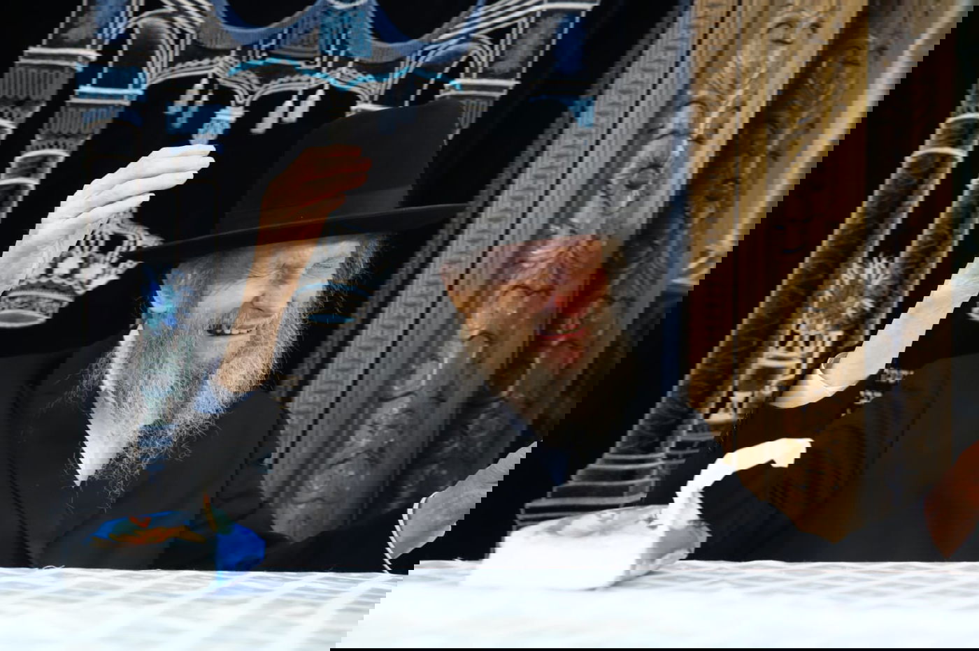 תיעוד מרטיט: המשגיח שר עם הילדים "טאטאל'ע קום שוין א'היים" ופרץ בבכי