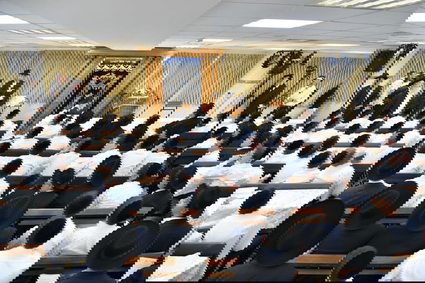 תיעוד מרטיט: המשגיח שר עם הילדים "טאטאל'ע קום שוין א'היים" ופרץ בבכי