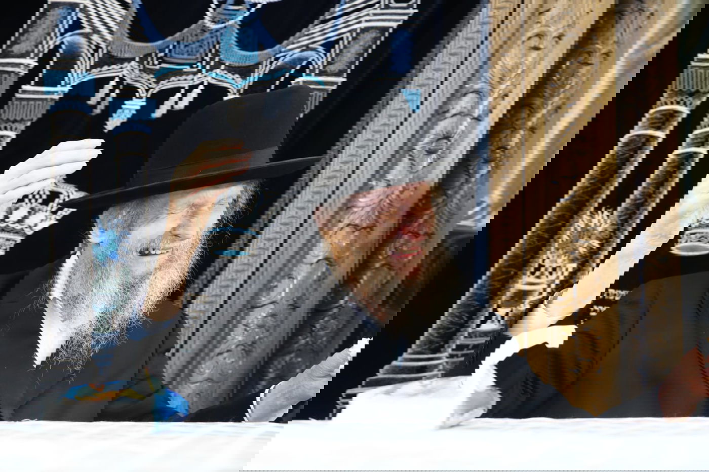 תיעוד מרטיט: המשגיח שר עם הילדים "טאטאל'ע קום שוין א'היים" ופרץ בבכי