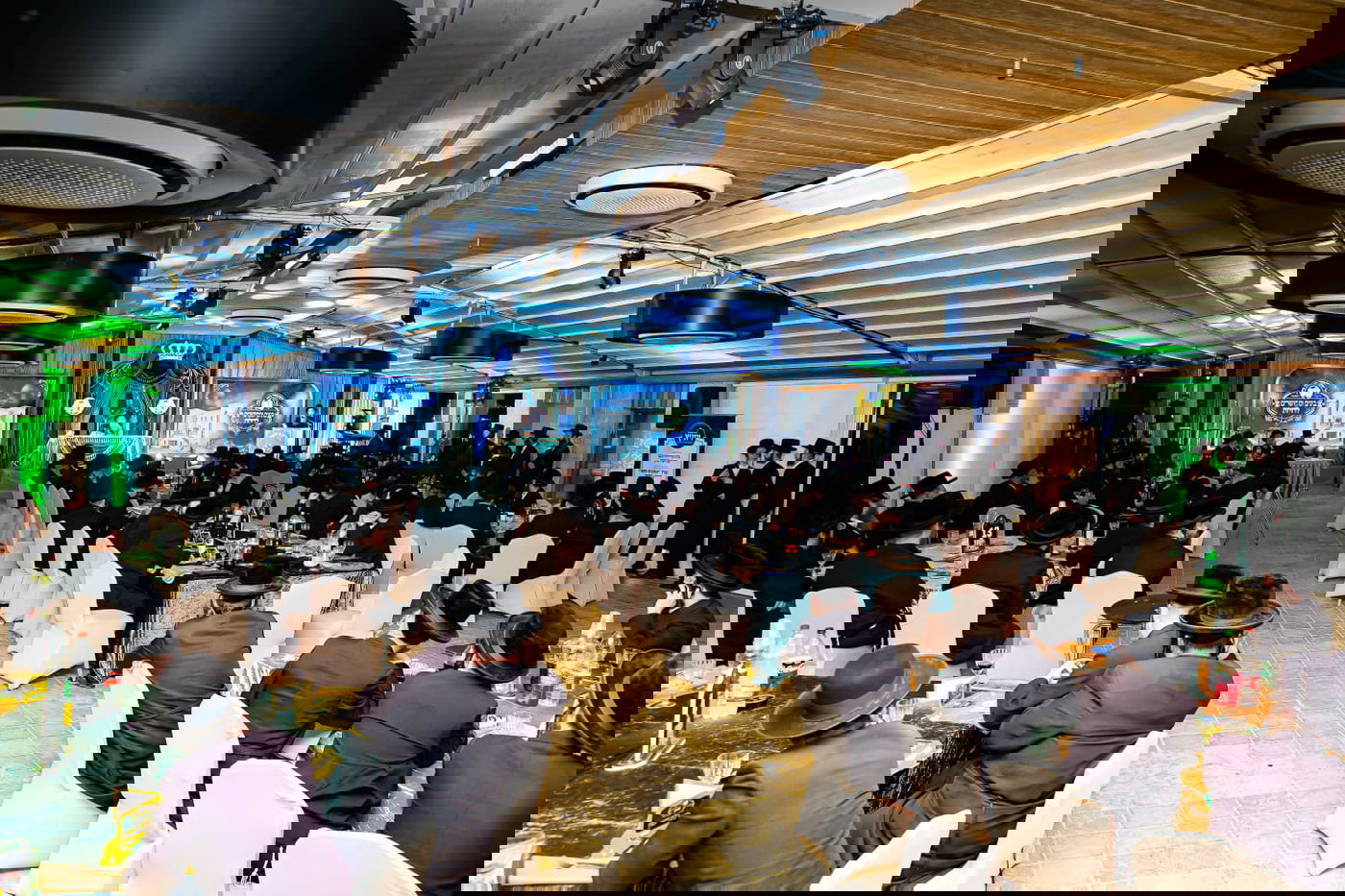 חסידי ויז'ניץ בביתר התכנסו ל'דינר' מיוחד