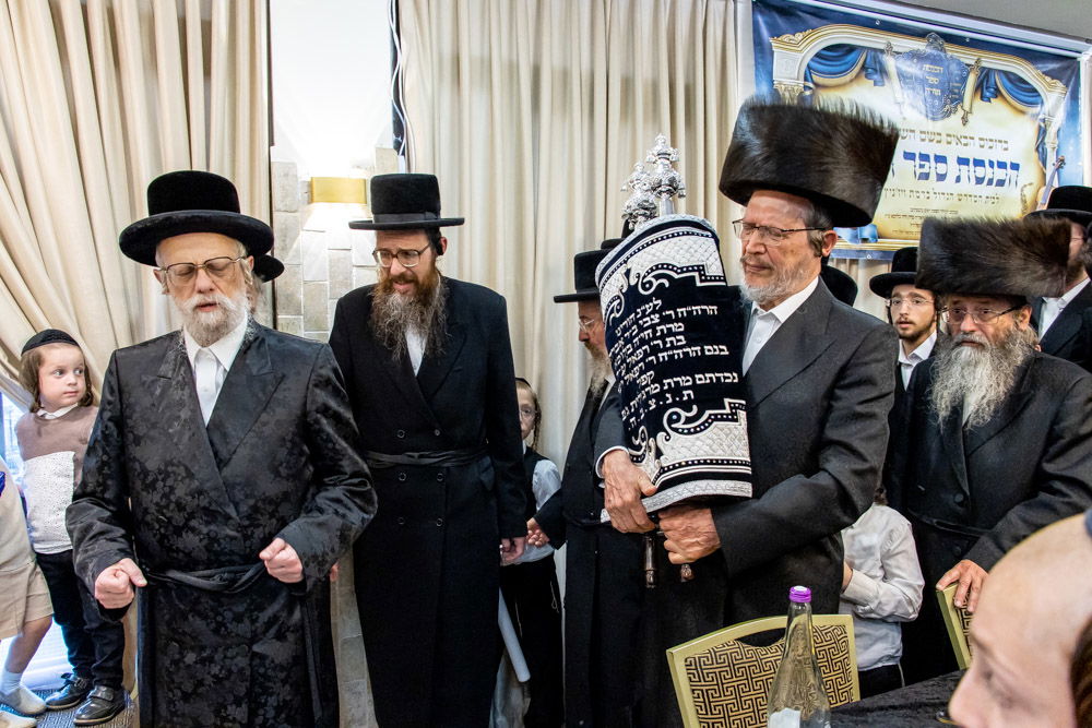 בראשות האדמו"ר: בסערט ויז'ניץ הכניסו ספר תורה חדש