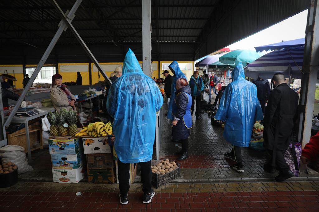 לכבוד שבת קודש: החסידים עורכים קניות בשוק של אומן