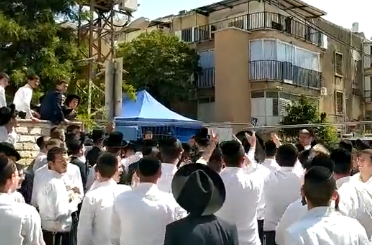 נתניהו התברך מראש הישיבה; קומץ שרו לעברו 'וכל קרני רשעים אגדע'