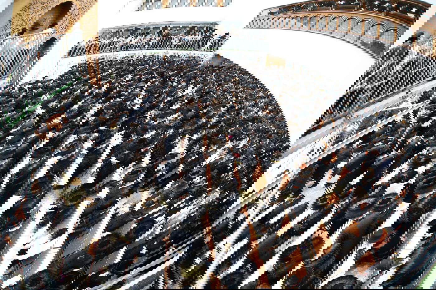 קהל חסידי ביאלה בבית המדרש