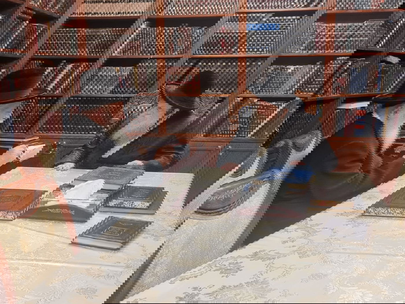 כך יצחק גולדקנופף התקבל בבתיהם גדולי ראשי הישיבות והאדמו"רים