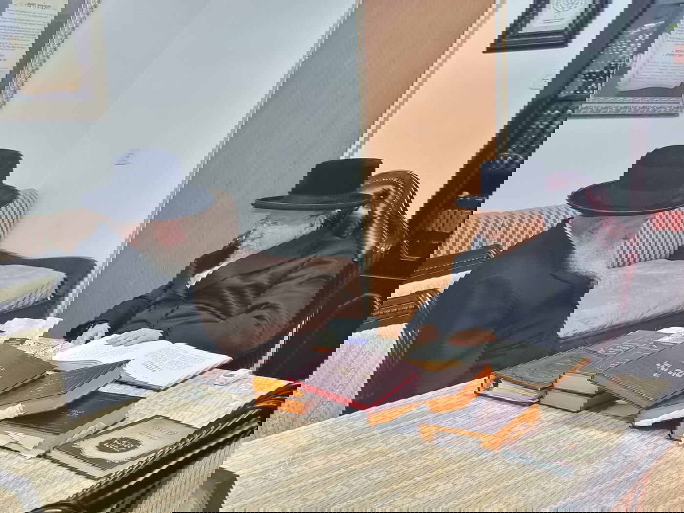 כך יצחק גולדקנופף התקבל בבתיהם גדולי ראשי הישיבות והאדמו"רים