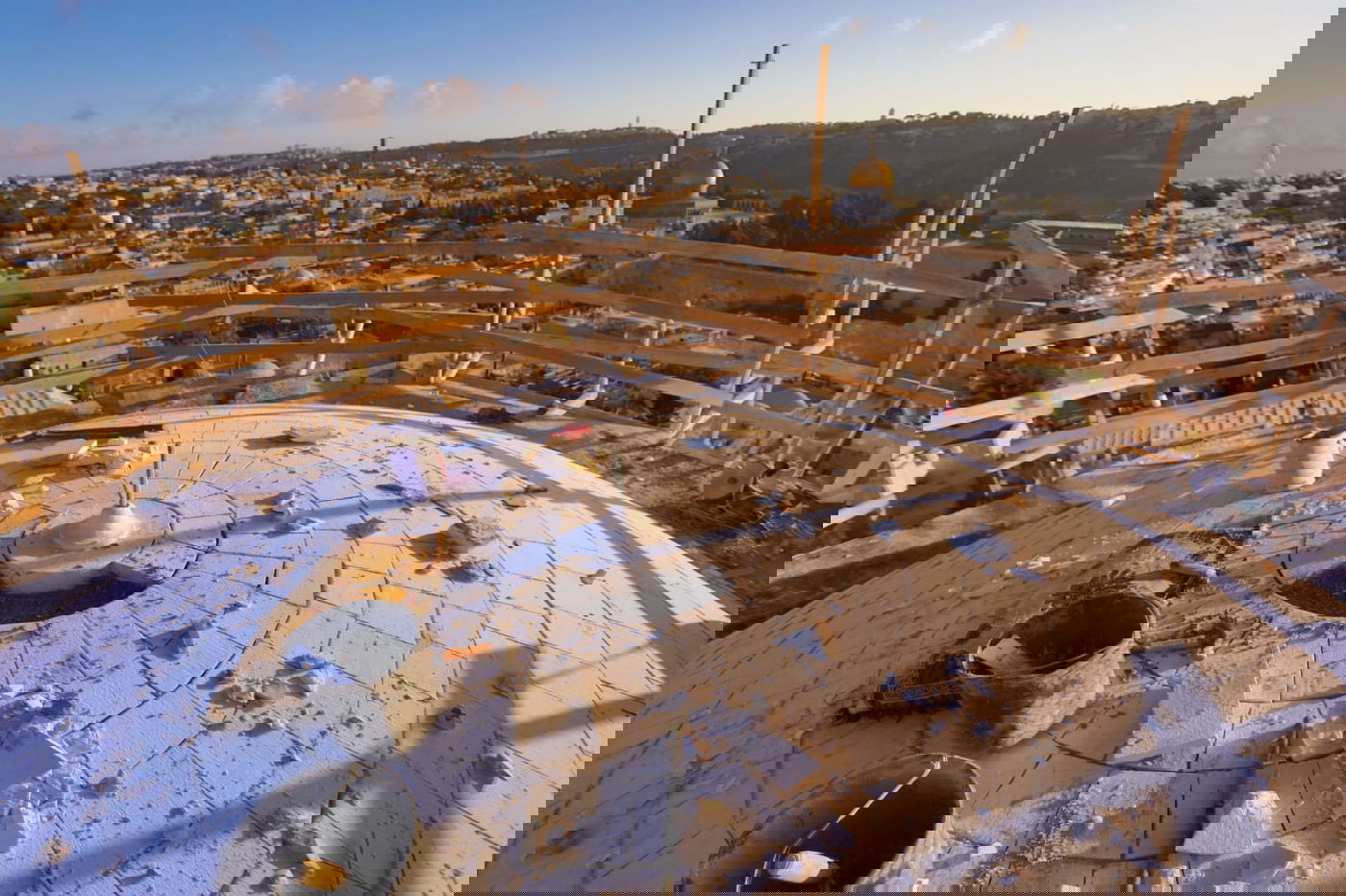 הונחה 'אבן-ראשה' על כיפת בית הכנסת תפארת ישראל