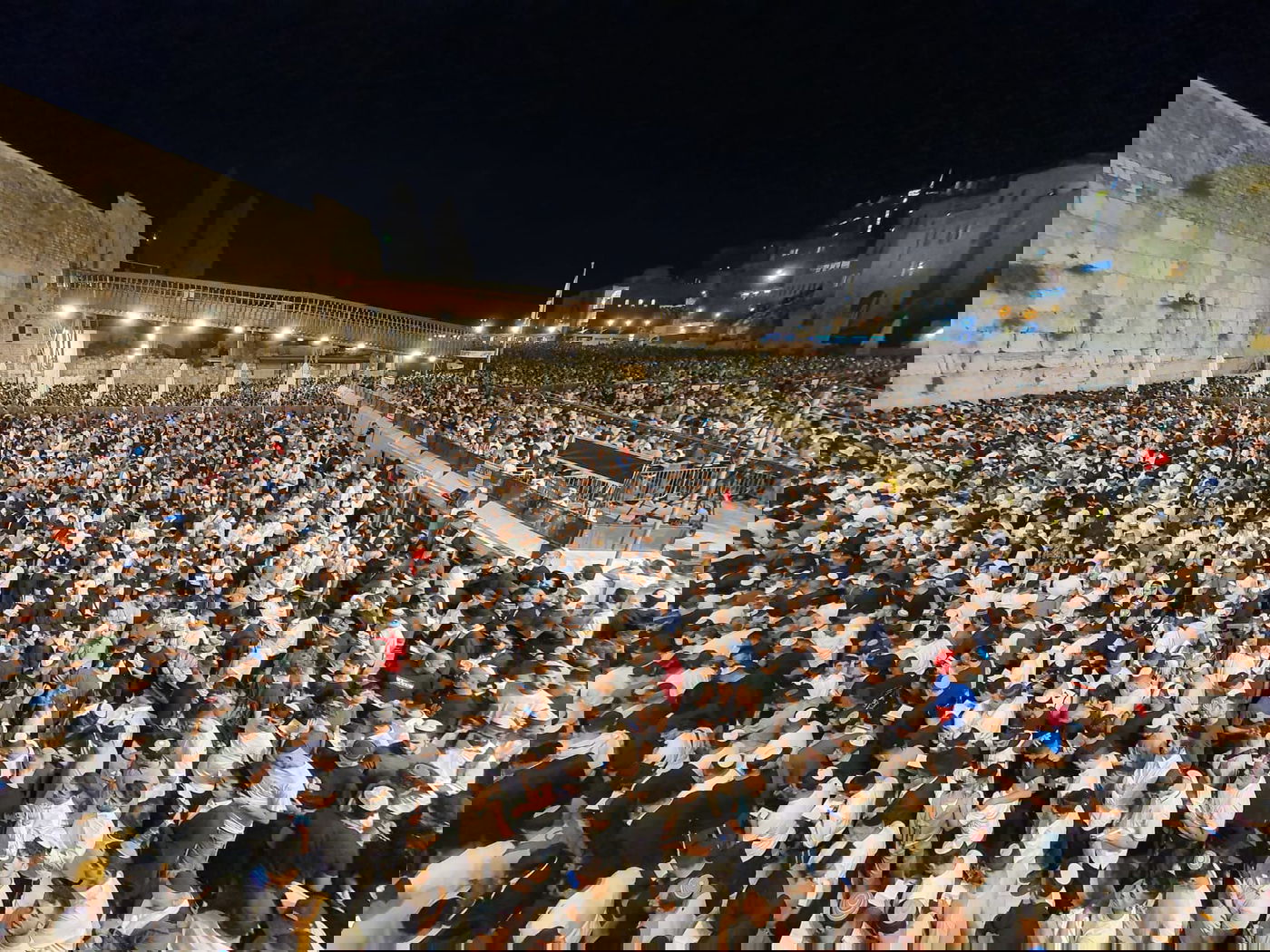 ערב ראש השנה: רבבות ביקשו סליחות בכותל המערבי