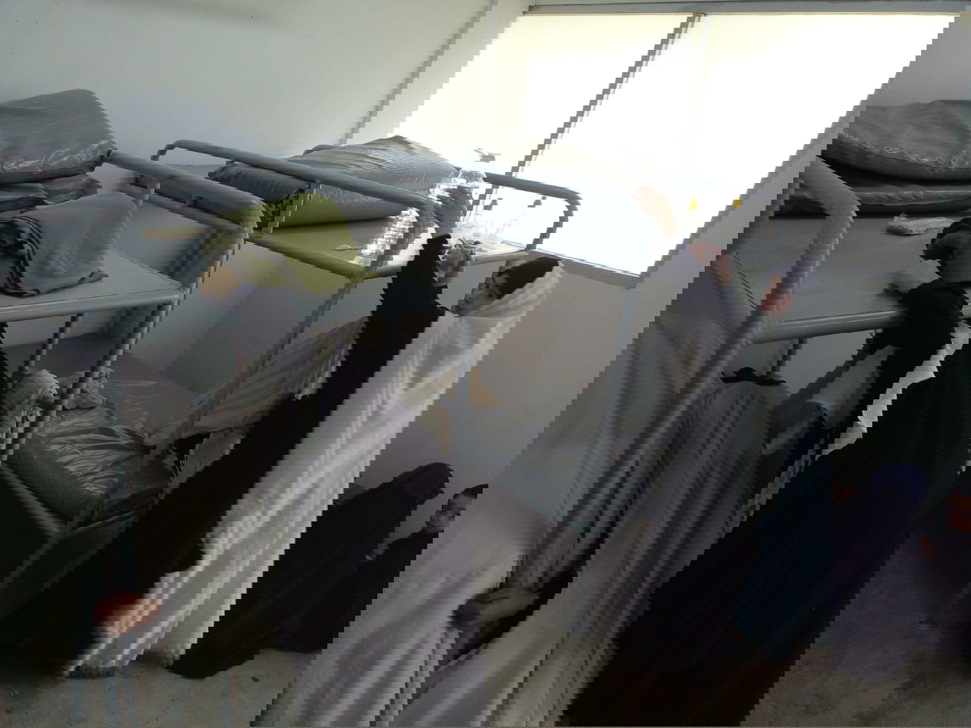 תיעוד מבית הכלא. חברי הכת במעצר