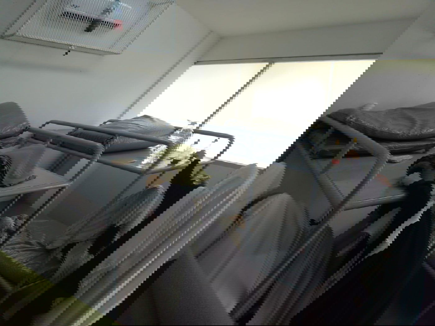 תיעוד מבפנים: עצורי 'לב טהור' בכלא; חבר הכת משחזר: "זרקו אותנו לרצפה, הילדים צרחו"