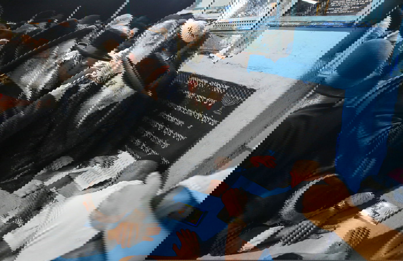 מתפללים בקבר האר"י הקדוש