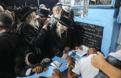 מתפללים בקבר האר"י הקדוש