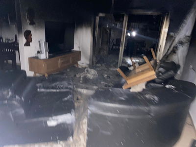 גבר ואישה נפצעו באורח קשה בשריפה בדירה