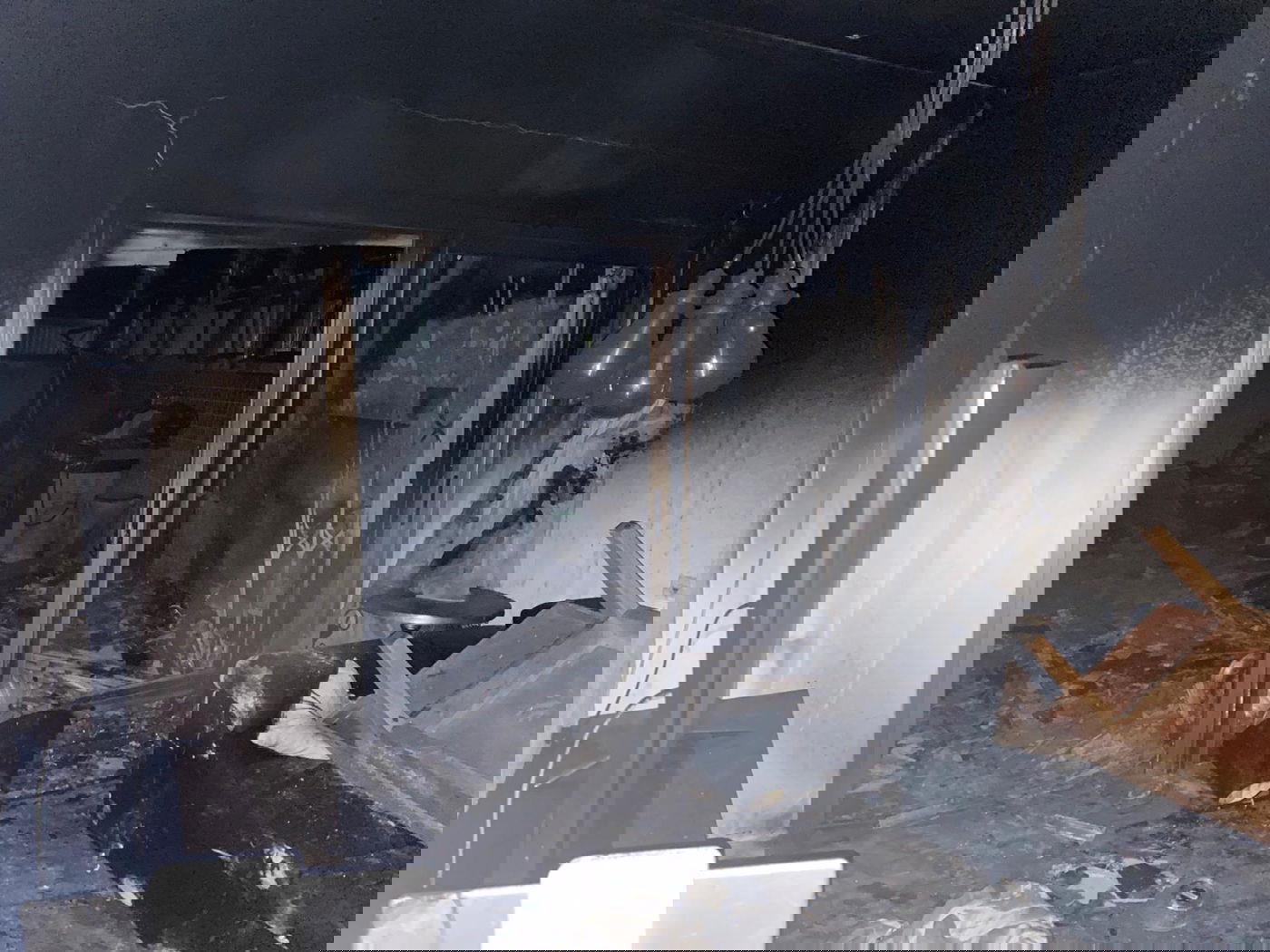 גבר ואישה נפצעו באורח קשה בשריפה בדירה