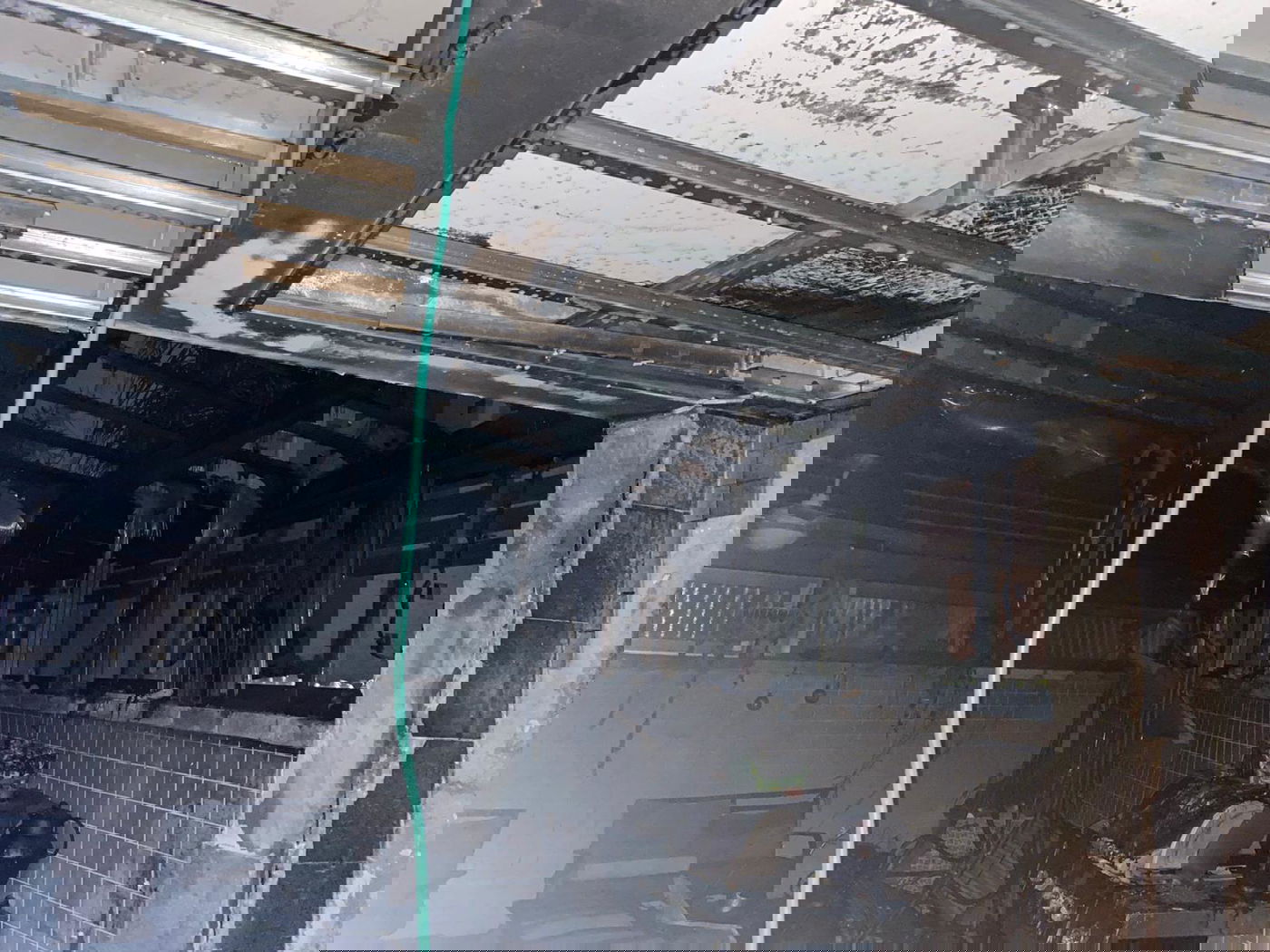 גבר ואישה נפצעו באורח קשה בשריפה בדירה