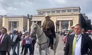ברייאה מגיע לפרלמנט בבוגוטה כשהוא רכוב על סוס