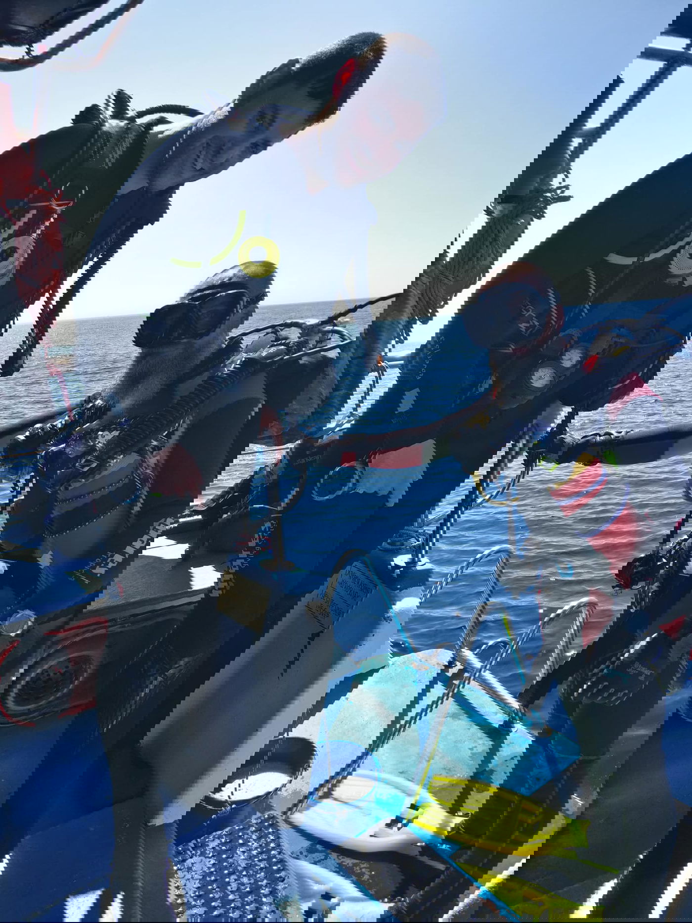 המדריך פיטר אמר לי כי בתוך הספינה יש מאות משאיות ומכוניות. לדברי המדריך, אם אני מצליח להתניע אחת - אני יכול לקחת אותה הביתה. הבעיה היא שאין לי רישיון על גיר ידני