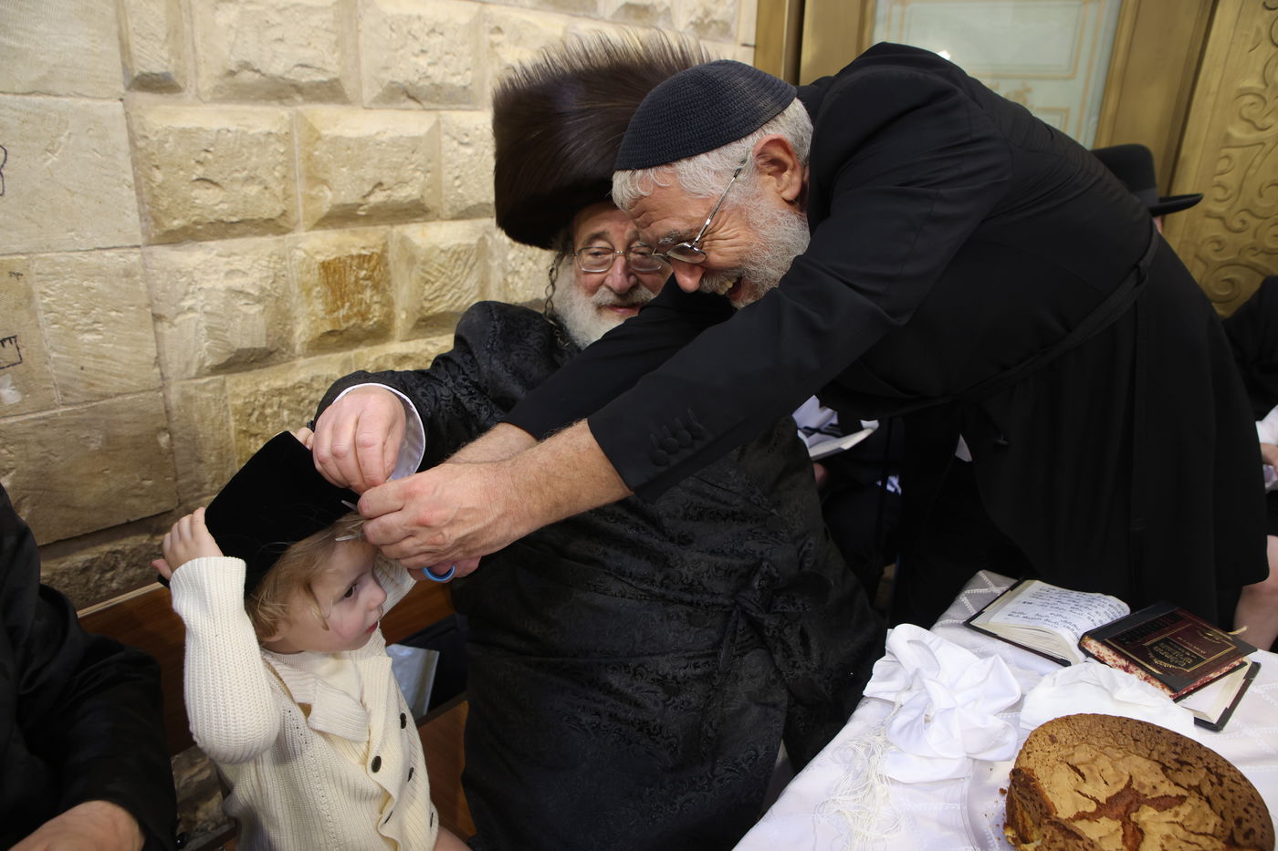 האדמו"ר מספינקא ערך 'חלאקה' לנכדו
