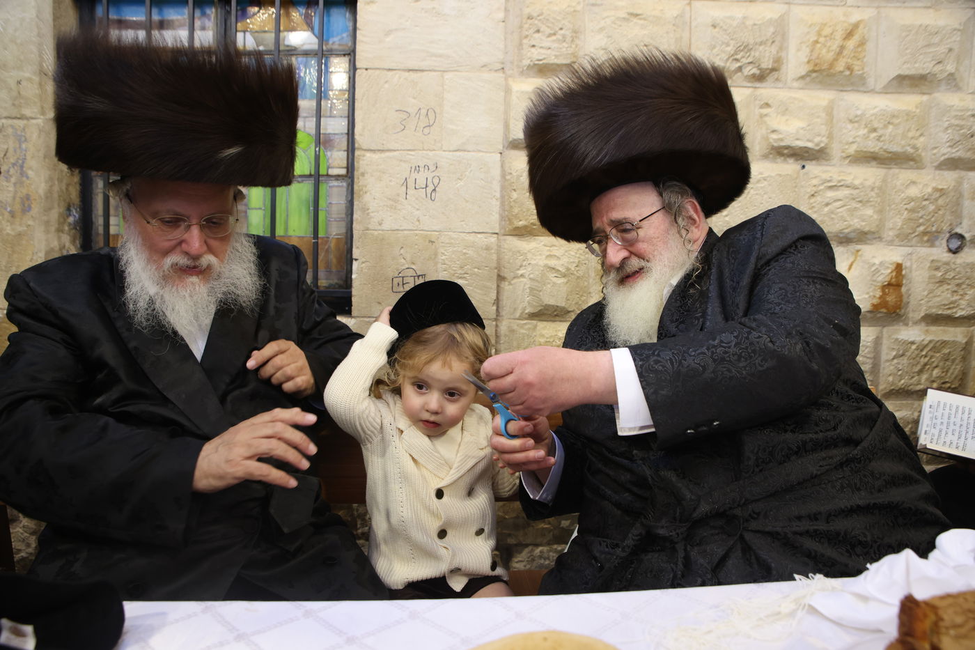 האדמו"ר מספינקא ערך 'חלאקה' לנכדו