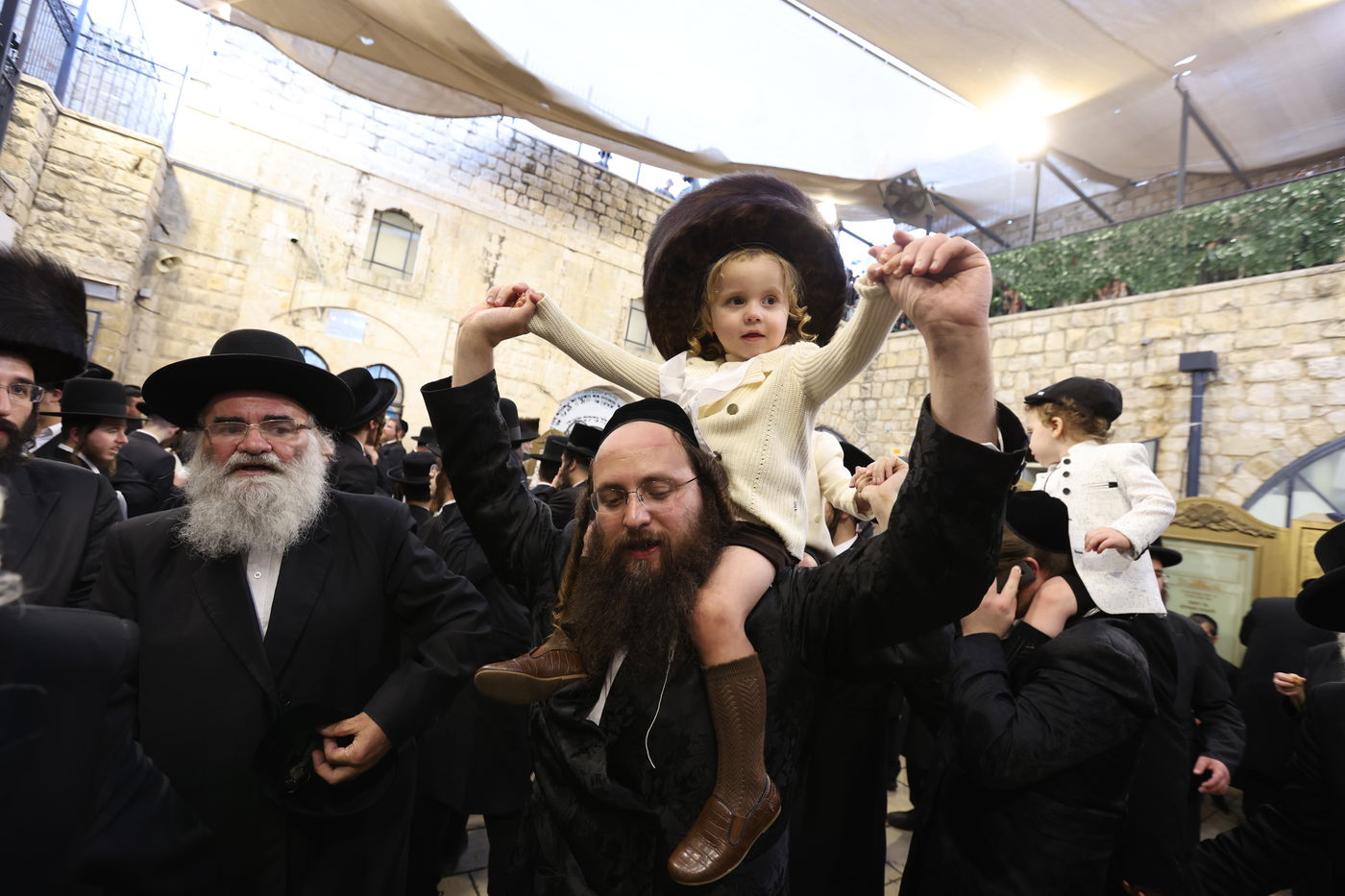 האדמו"ר מספינקא ערך 'חלאקה' לנכדו