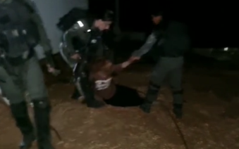 פשיטה משטרתית על גבעת גאולת ציון; נערות הוכו ועוכבו