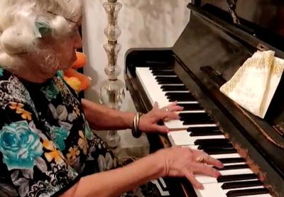 יוספה פיש מנגנת שיר המעלות