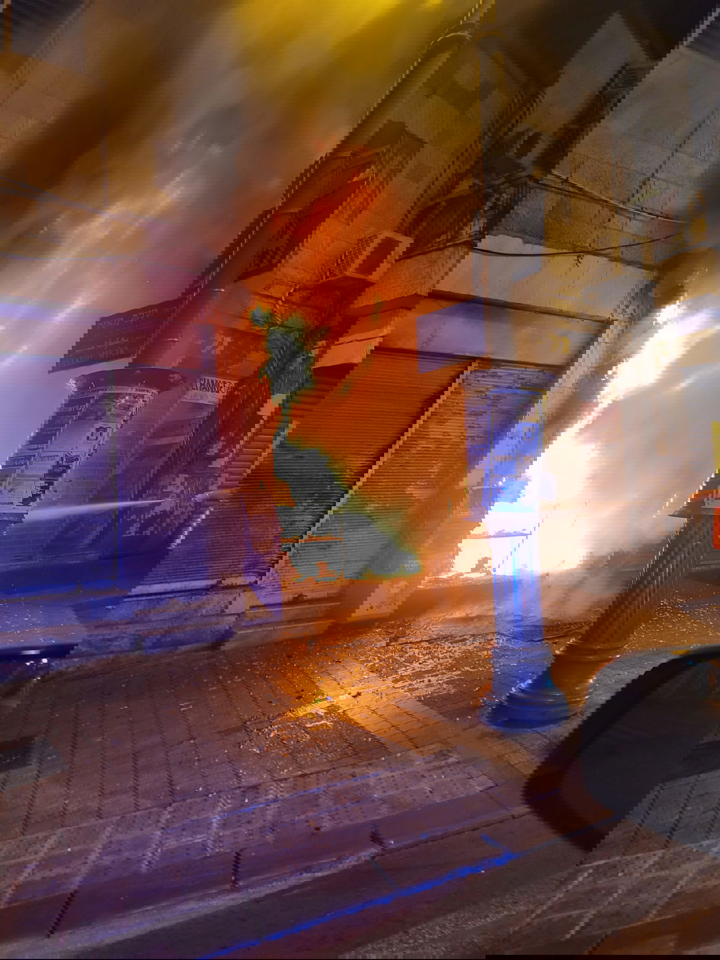 המאבק מחריף? חנות סלולר הוצתה בירושלים ונשרפה כליל