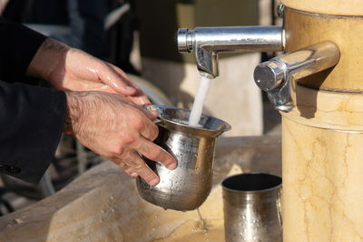 זה מה שצריך לעשות עם המים של הכהנים ב'נעילה' • צפו
