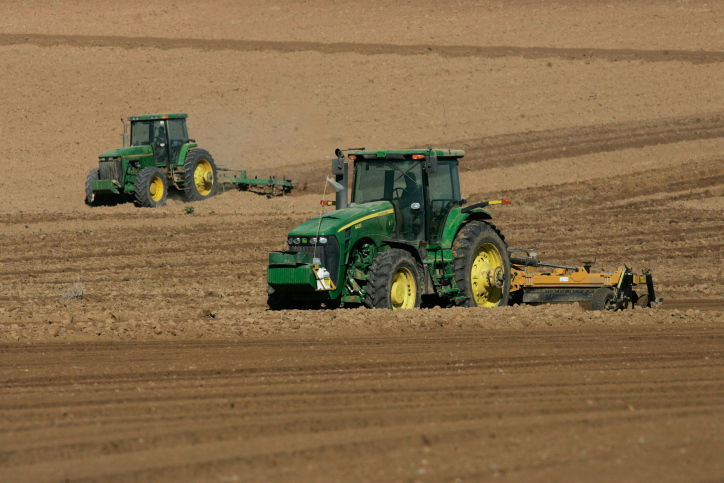 חורשים את האדמה | ארכיון