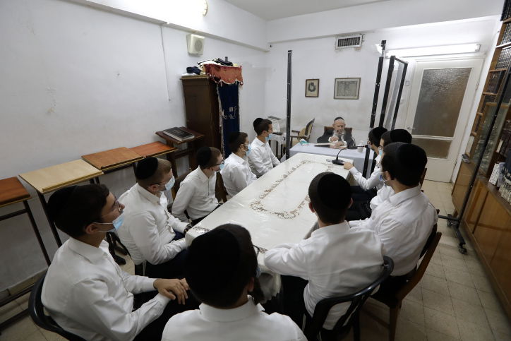 הגר"ג אדלשטיין בשיעור בביתו | ארכיון