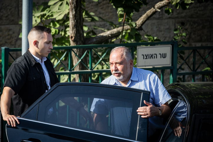 משרד האוצר שכר לליברמן נהג לסופי שבוע; העלות: 400 אלף לשנה