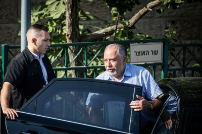 משרד האוצר שכר לליברמן נהג לסופי שבוע; העלות: 400 אלף לשנה