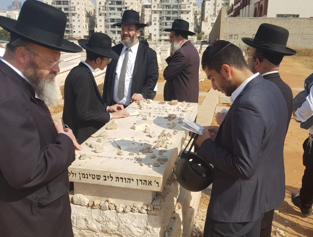 תושבי בני ברק עלו להתפלל על קברות הצדיקים בעיר