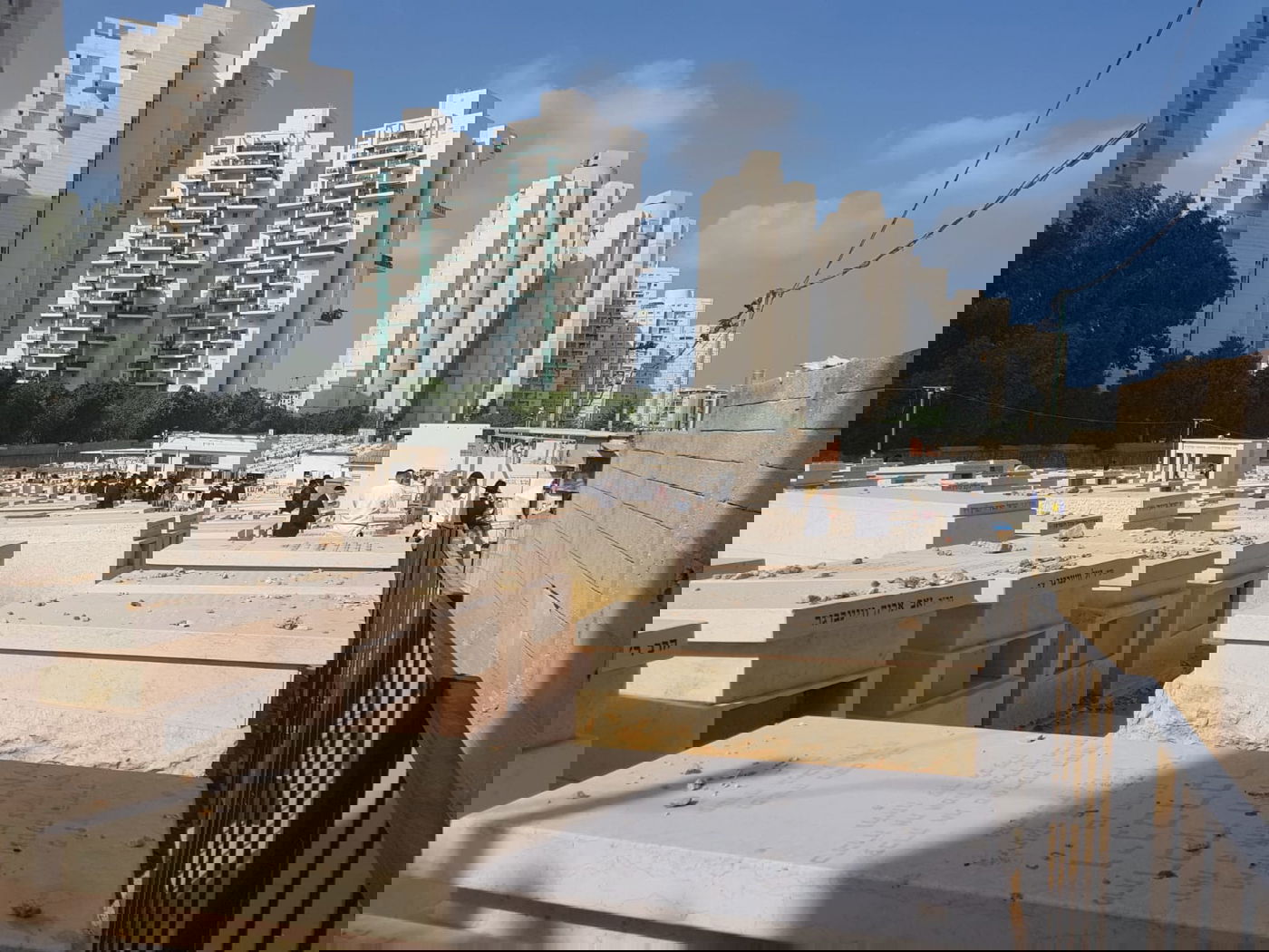 תושבי בני ברק עלו להתפלל על קברות הצדיקים בעיר