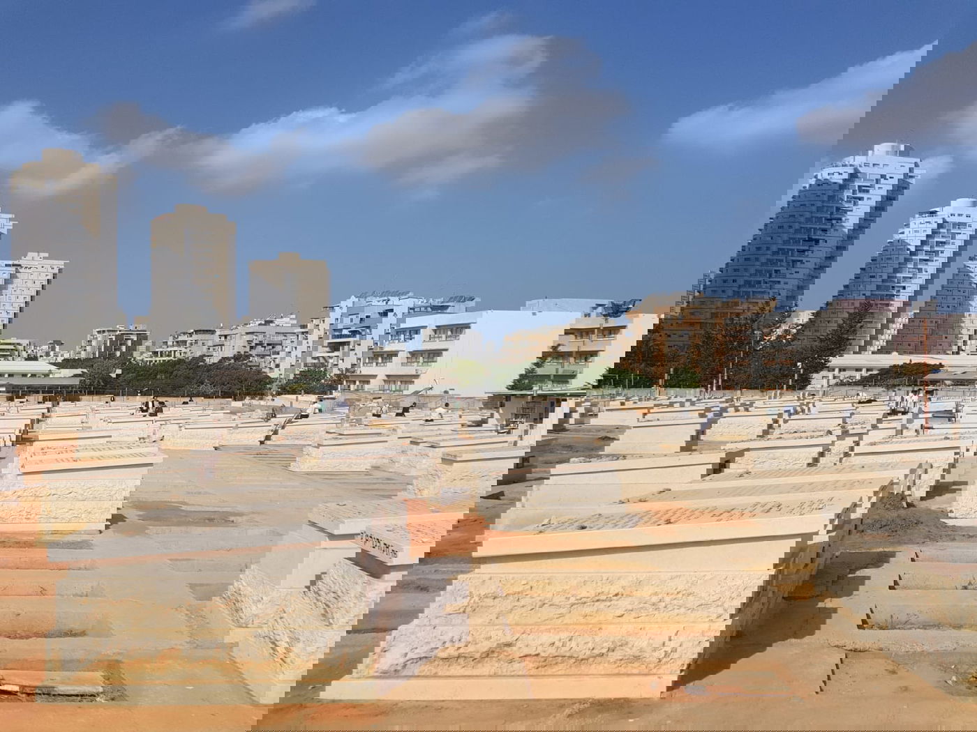 תושבי בני ברק עלו להתפלל על קברות הצדיקים בעיר