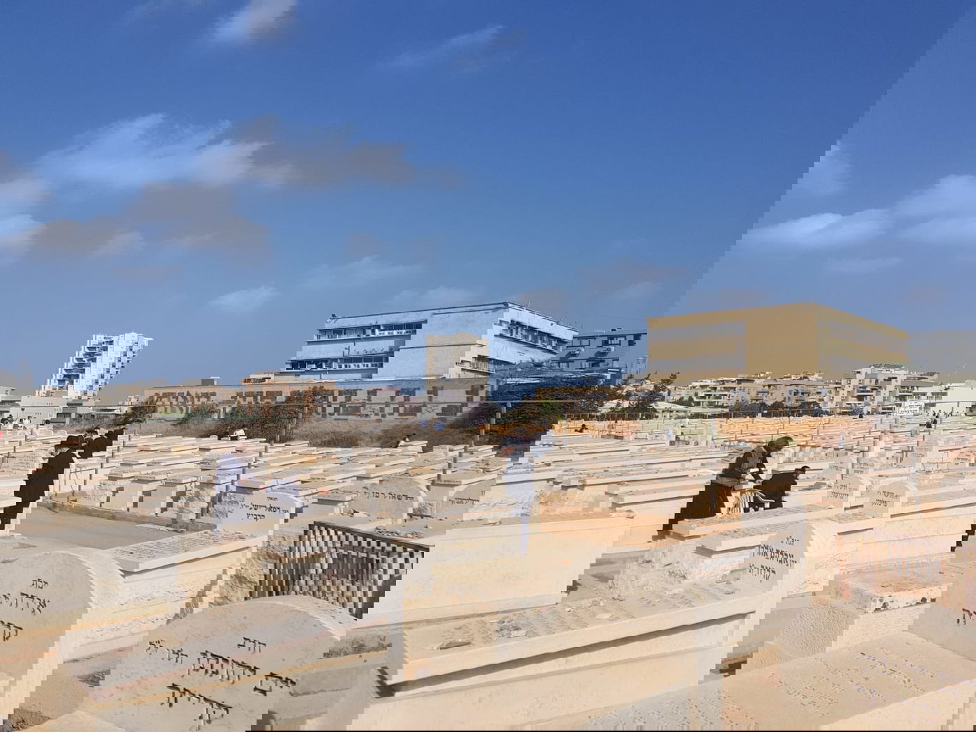 תושבי בני ברק עלו להתפלל על קברות הצדיקים בעיר