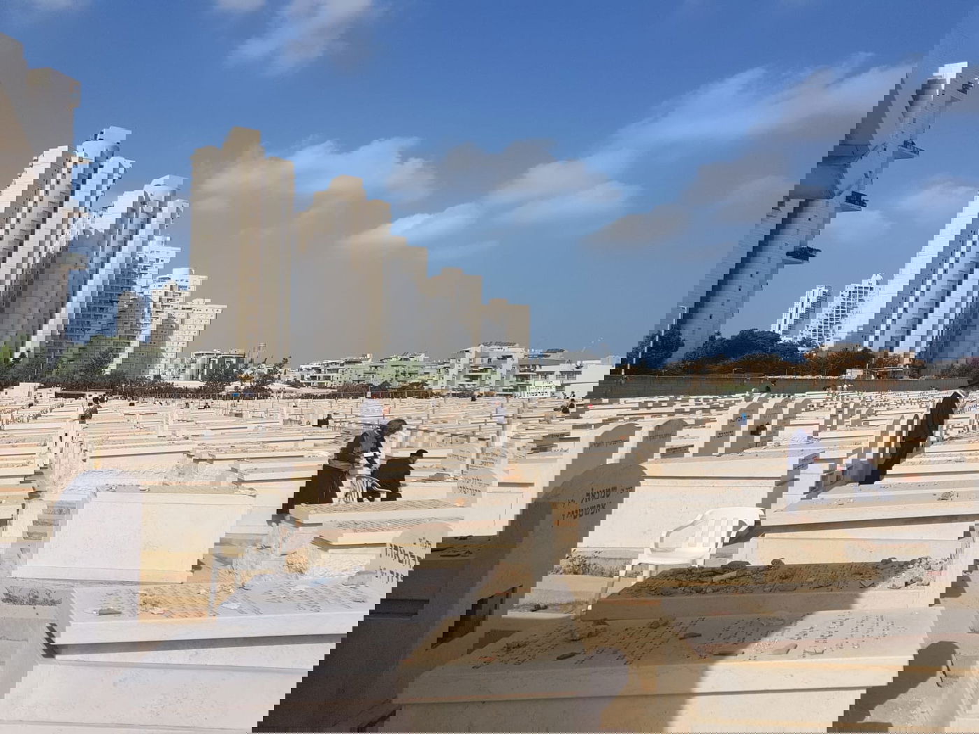 תושבי בני ברק עלו להתפלל על קברות הצדיקים בעיר