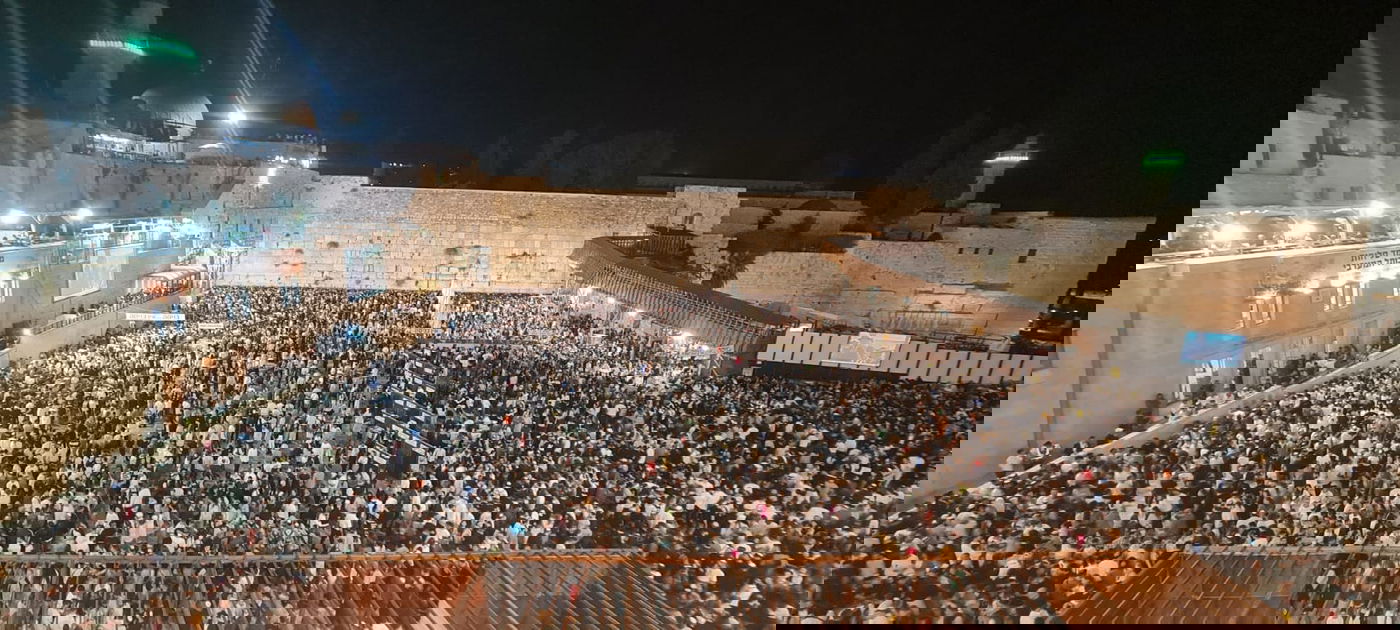 רבבות זעקו י"ג מידות של רחמים במעמד הסליחות ליד הכותל המערבי