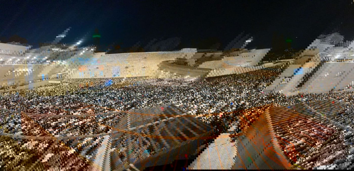 רבבות זעקו י"ג מידות של רחמים במעמד הסליחות ליד הכותל המערבי