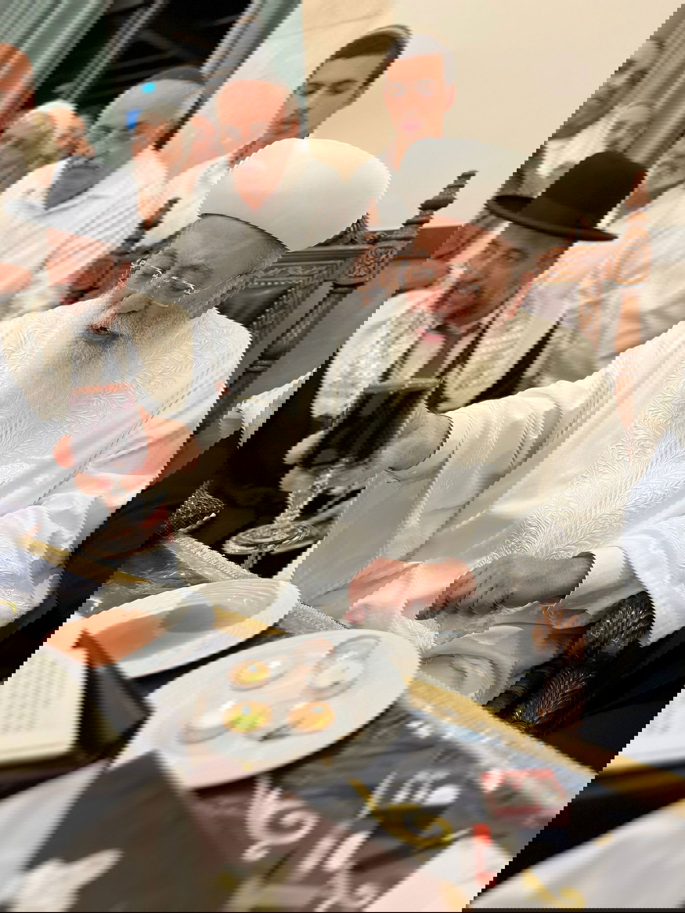 בגלימה לבנה: הגר"ש עמאר בהבדלה וברכת הלבנה