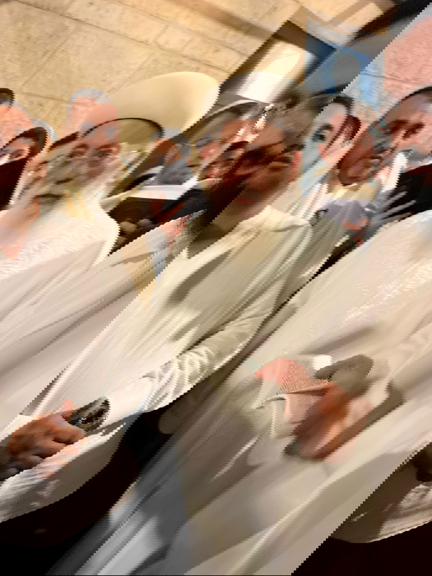 בגלימה לבנה: הגר"ש עמאר בהבדלה וברכת הלבנה