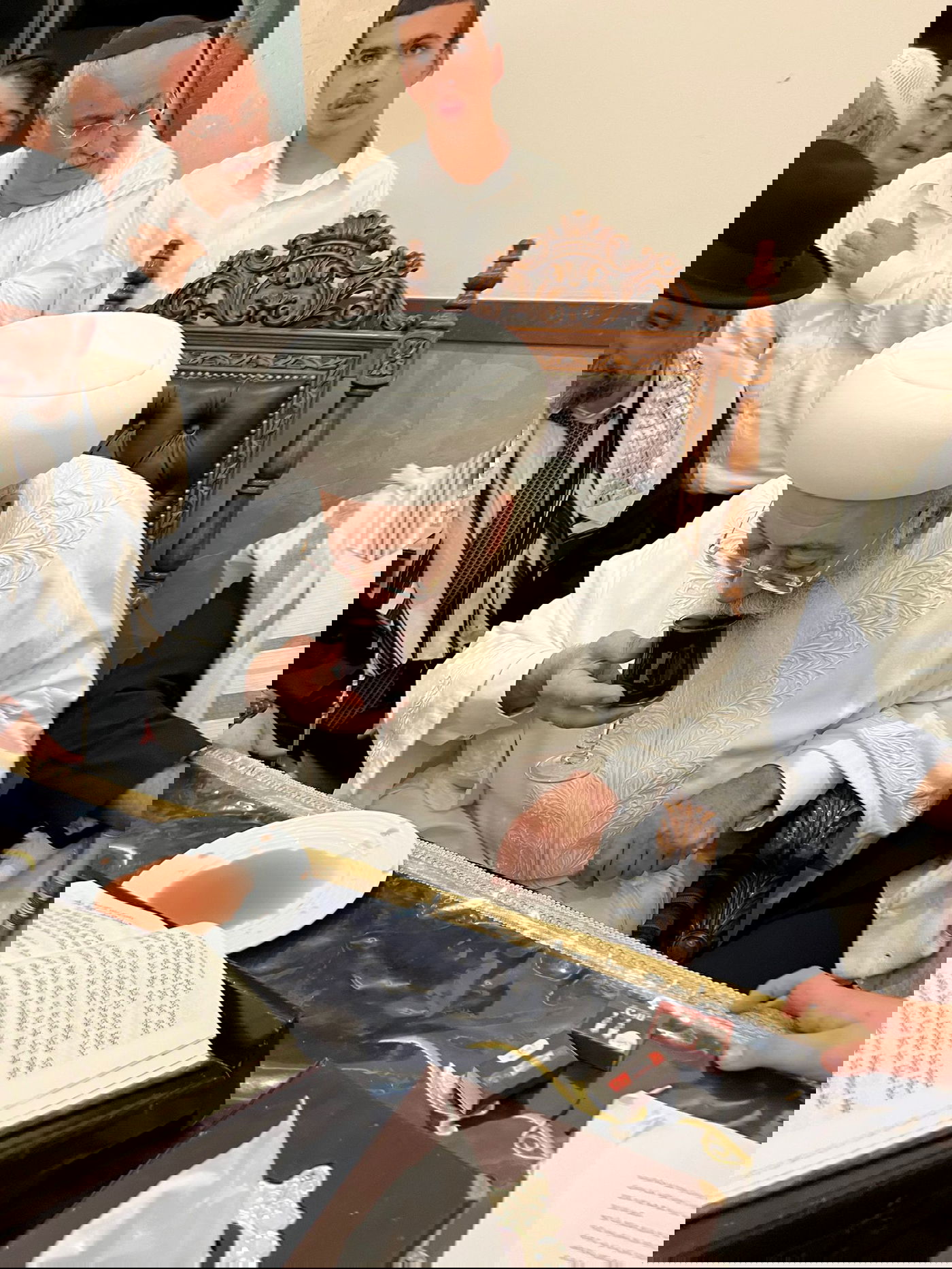 בגלימה לבנה: הגר"ש עמאר בהבדלה וברכת הלבנה