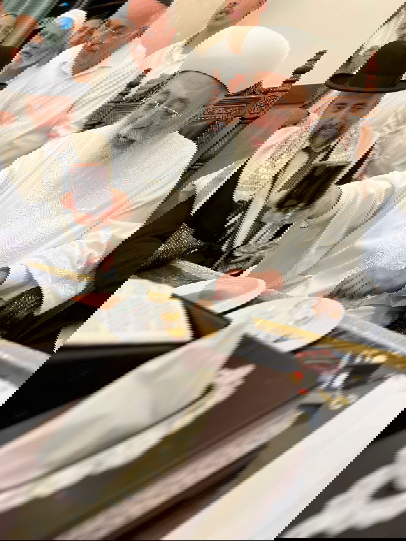 בגלימה לבנה: הגר"ש עמאר בהבדלה וברכת הלבנה