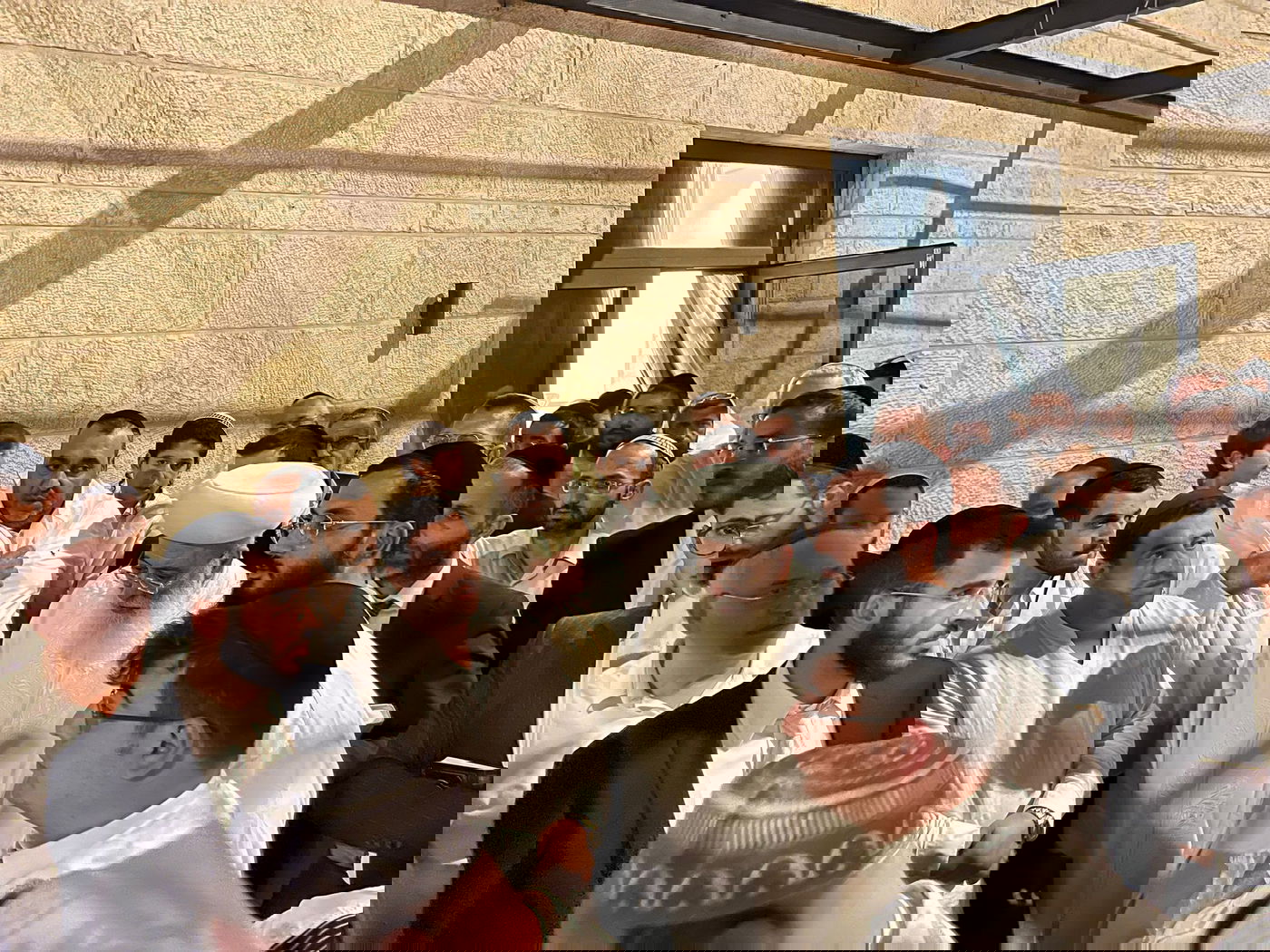 בגלימה לבנה: הגר"ש עמאר בהבדלה וברכת הלבנה